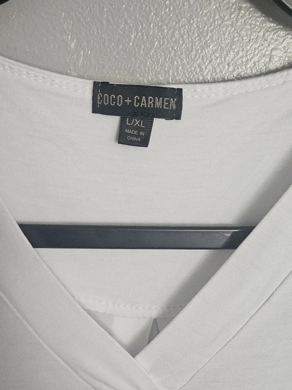 Coco + Carmen White V-Neck Sleeveless Tank ZZZ